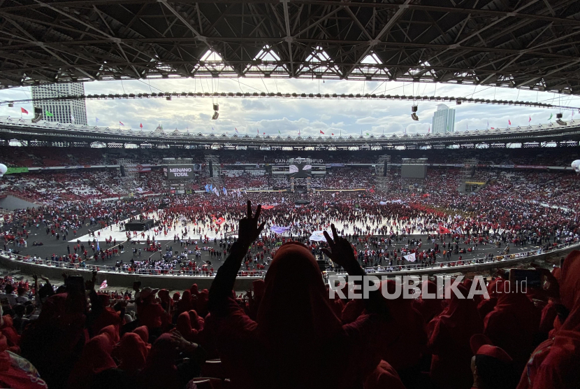 Pendukung pasangan calon Presiden nomor urut 3 Ganjar Pranowo-Mahfud MD menghadiri acara Konser Salam M3tal (Menang Total) di Stadion Utama Gelora Bung Karno, Jakarta, Sabtu (3/2/2024). Acara Konser Salam M3tal dihadiri Ganjar-Mahfud dan sejumlah ketua partai politik pengusung. Pada acara itu, Ganjar menyampaikan pidato politik di hadapan ribuan pendukungnya dan mengajak untuk memenangkan pasangan nomor urut 3.