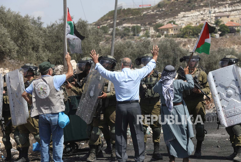 Pemrotes Palestina berdebat dengan pasukan Israel selama bentrokan setelah demonstrasi menentang pemukiman Israel di tanah desa Kafr Qadoum, dekat kota Nablus, Tepi Barat, 23 September 2022. Arab Saudi Apresiasi Pidato PM Israel Soal Solusi Dua Negara