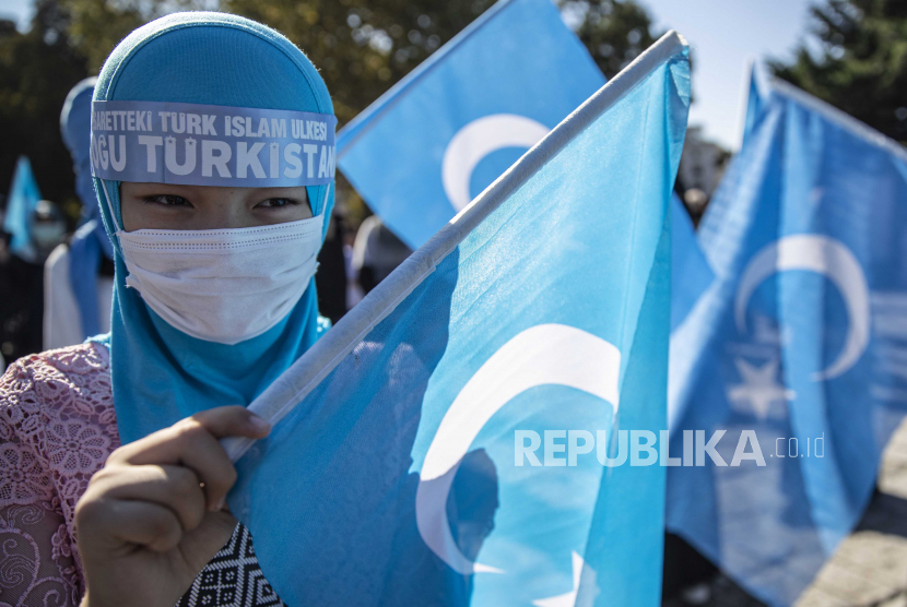  Seorang pengunjuk rasa Uyghur memegang bendera Turkestan Timur selama protes terhadap Tiongkok di Istanbul, Turki, 01 Oktober 2020. Protes tersebut bertujuan untuk menyoroti situasi kritis dari dugaan pelanggaran hak asasi manusia terhadap orang-orang Uyghur dan banyak kelompok minoritas lainnya di seluruh Xinjiang (Turkestan Timur) daerah di Cina.
