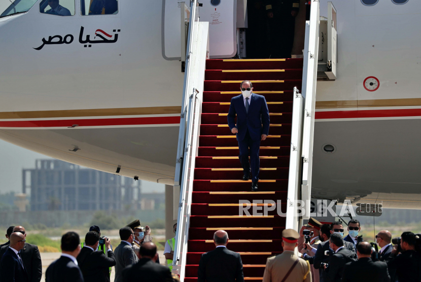 Presiden Mesir Abdel Fattah el-Sissi, tengah, tiba di bandara di Baghdad, Irak, Minggu, 28 Juni 2021.