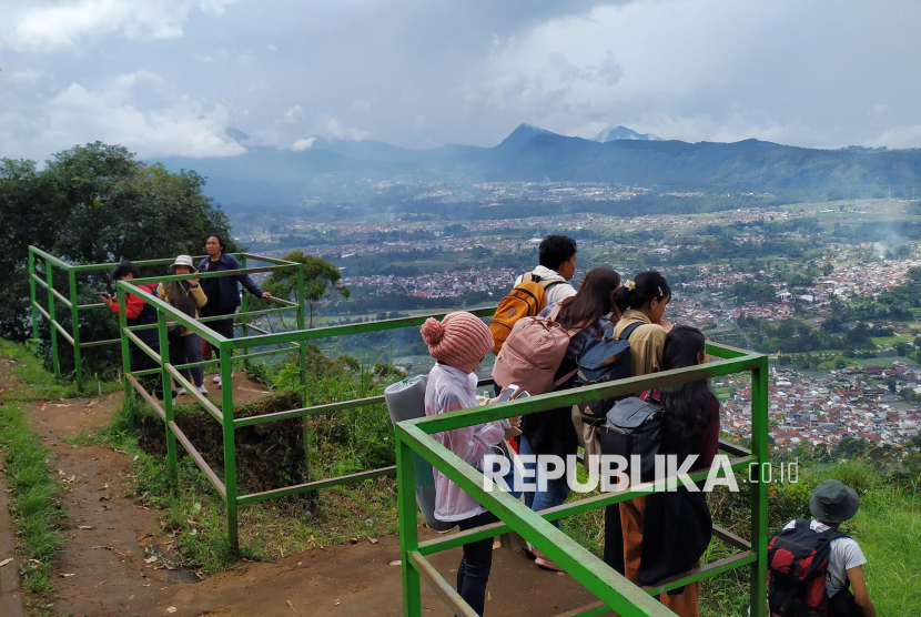 Warna warni puluhan tenda di tempat wisata alam Gunung Putri Lembang, Kabupaten Bandung Barat, Ahad (28/6/2026). Tempat wisata alam khusunya yang membuka camping ground atau area berkemah di Bandung Barat, ramai pengunjung saat musim liburan.