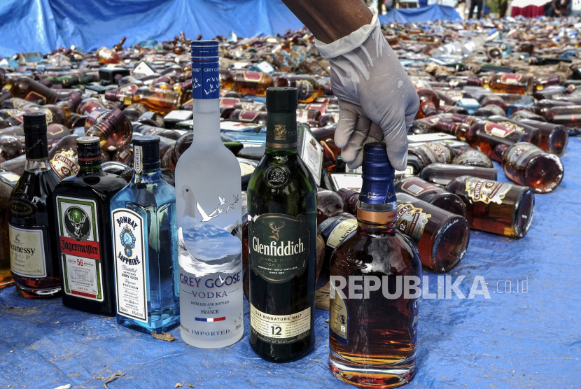 Polisi Sita Ratusan Botol Minuman Keras Ilegal di Garut (ilustrasi).