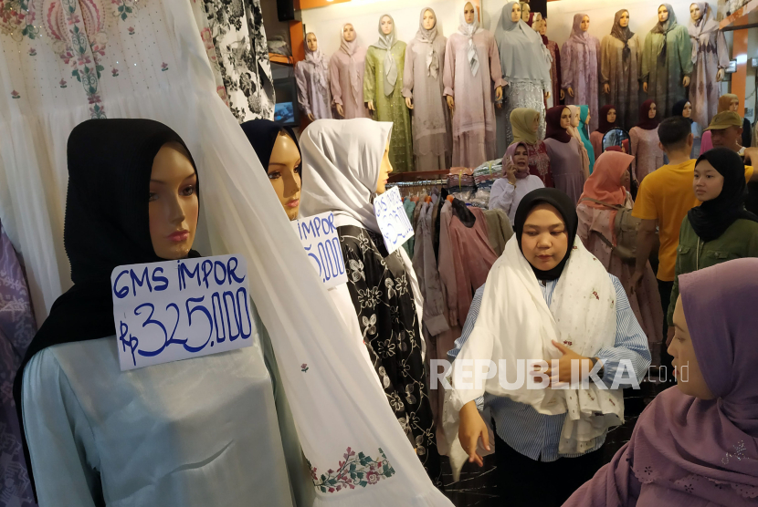 Jelang Lebaran pengunjung memadati pusat perbelanjaan pakaian Pasar Baru, Kota Bandung, Jawa Barat, Kamis (4/4/2024). 