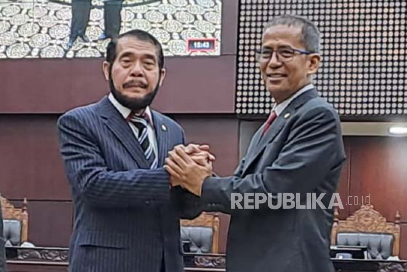 Ketua MK terpilih periode 2023-2028 Anwar Usman (kiri) dan Wakil Ketua MK terpilih periode 2023-2028 Saldi Isra (kanan).