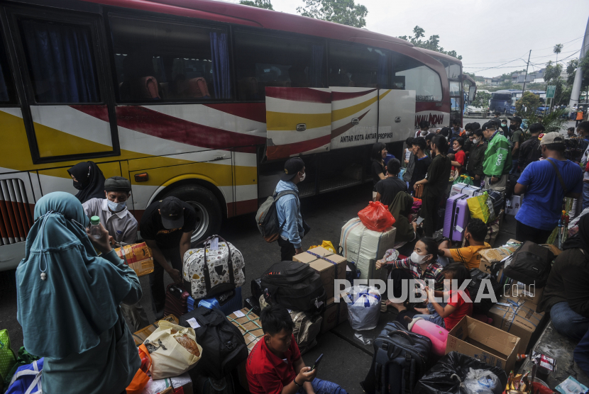 Sejumlah pemudik menunggu kedatangan bus di Terminal Kampung Rambutan, Jakarta, Sabtu (30/4/2022). (Ilustrasi)