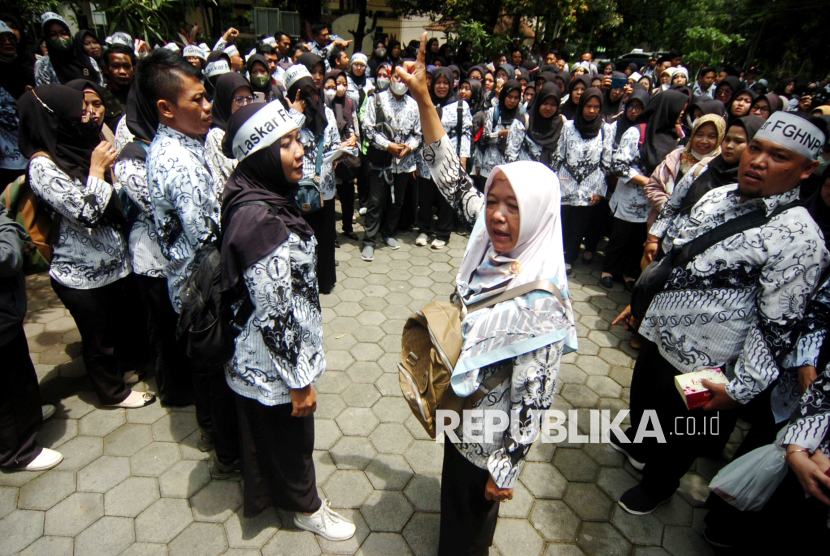 Sejumlah guru honorer berorasi saat unjuk rasa di Kantor Pemerintahan Kabupaten Tegal, Jawa Tengah, Jumat (26/1/2024).