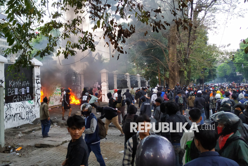 Sejumlah massa membakar gerbang dan melempari Gedung DPRD Jawa Barat (Jabar) saat aksi demonstrasi di depan Gedung DPRD Jabar, Jalan Diponegoro, Kota Bandung, Senin (9/1/2025). Setelah diperingatkan, aparat akhirnya membubarkan paksa massa yang umumnya berpakaian hitam-hitam ini.