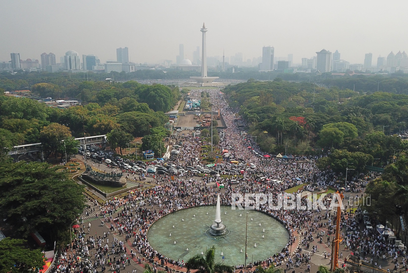 Ribuan massa mengikuti Aksi Damai Aliansi Rakyat Indonesia Bela Palestina di Kawasan Monas, Jakarta, Ahad (5/11/2023). Massa Aksi Bela Palestina membubarkan diri dengan membersihkan lokasi aksi.