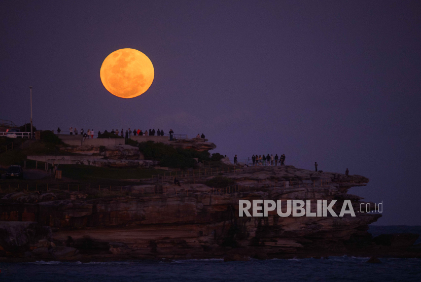  Fenomena Super Blue Moon langka hadir di langit malam Ben Buckler Cliffs di Pantai Bondi, Sydney, Australia, Kamis (31/8/2023).