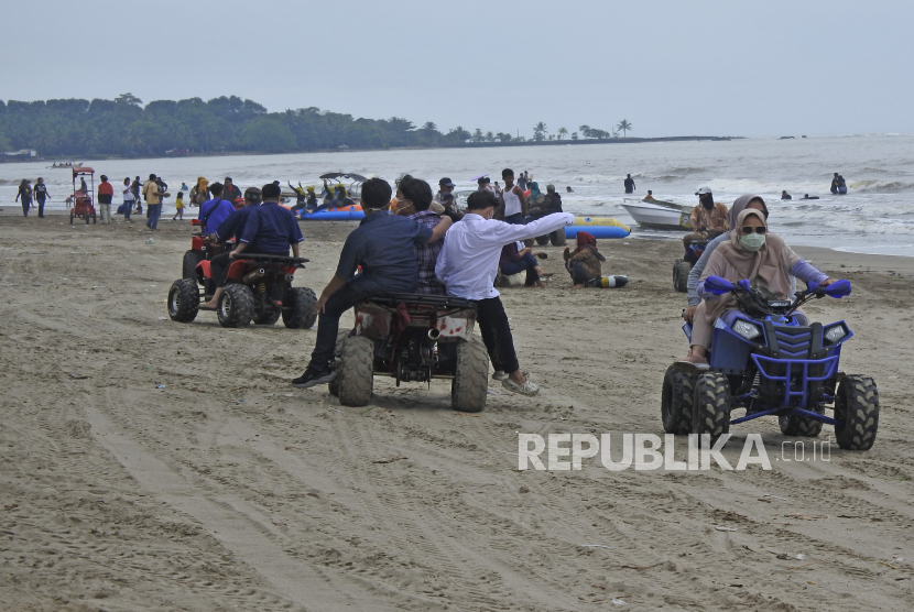 Sejumlah wisatawan beraktivitas di kawasan Pantai Pasir Putih, di Anyer, Serang, Banten.