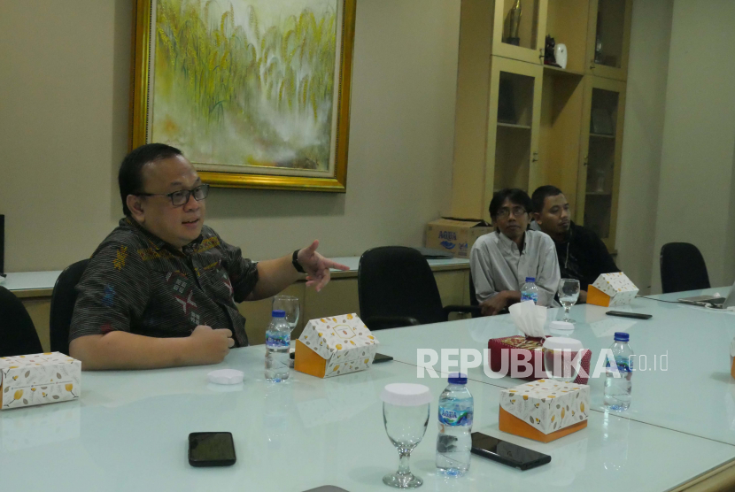 Direktur Pusat Studi Ekonomi dan Bisnis Syariah IPB Irfan Syauqi Beik saat memberikan paparan pada acara Penandatanganan Kerja Sama Iqtishadia, di kantor Republika, Jakarta Jumat (3/2/2023).