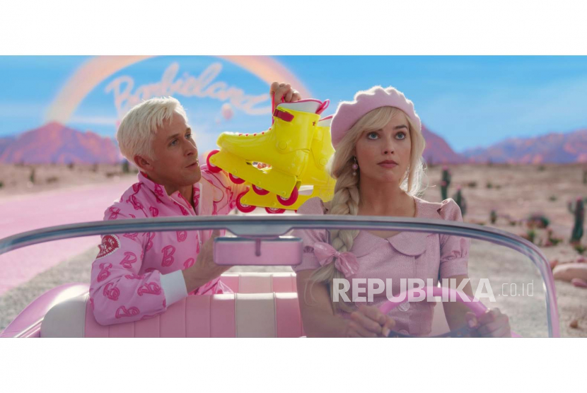 Salah satu adegan di film Barbie (2023). Ryan Gosling dan Margot Robbie dalam film Barbie.