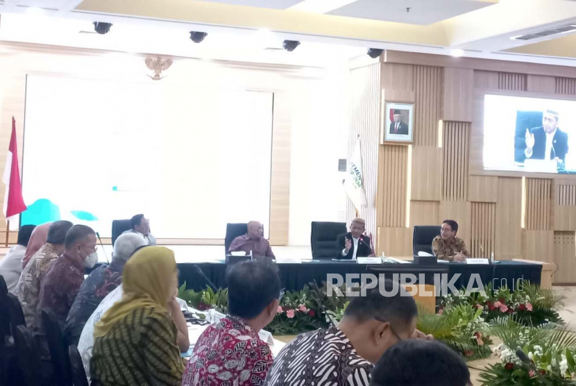 Menteri Koperasi dan UKM Teten Masduki menggelar Rapat Koordinasi Percepatan Sertifikasi Halal NIB SNI Bina UMK bagi usaha mikro di Jakarta, Selasa (11/4/2023), rapat dihadiri oleh Menteri Investasi Bahlil Lahadalia.
