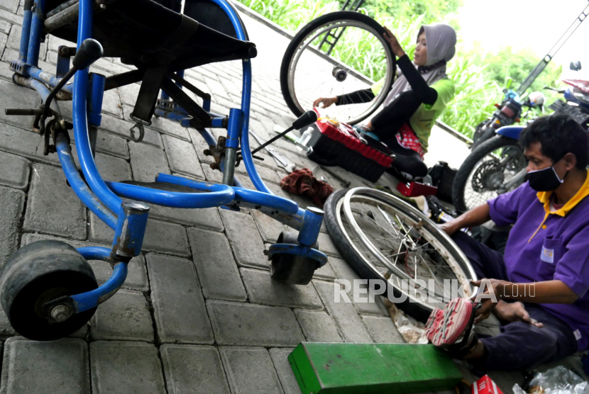 Relawan difabel memperbaiki kursi roda gratis di Dinas Sosial Kabupaten Bantul, Yogyakarta, Kamis (3/12). Perbaikan kursi roda gratis ini dalam rangka Hari Disabilitas Internasional. Kegiatan ini serentak di Yogyakarta hingga Ahad (6/12).