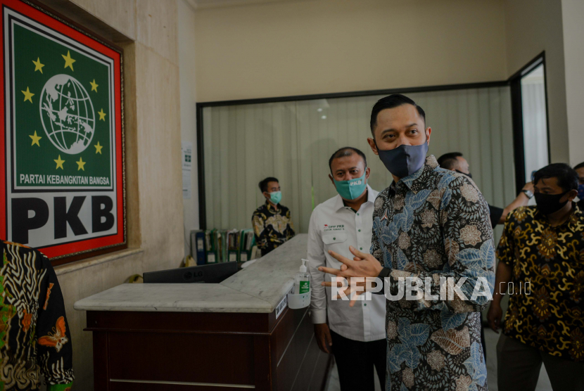 Ketua Umum Partai Demokrat Agus Harimurti Yudhoyono berkunjung ke kantor DPP PKB, Jakarta, Rabu (8/7). Kunjungan tersebut dalam rangka silaturahmi bersama Ketua Umum Partai Kebangkitan Bangsa (PKB) Muhaimin iskandar serta membahas kemungkinan koalisi di beberapa daerah dalam pilkada 2020.
