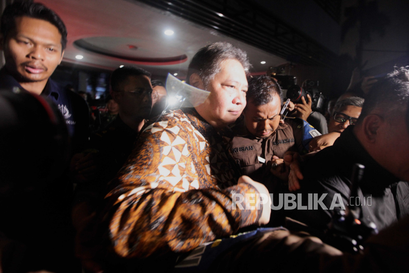 Menteri Koordinator Perekonomian Airlangga Hartarto (tengah) usai menjalani pemeriksaan di Gedung Kejaksaan Agung, Jakarta, Senin (24/7/2023).