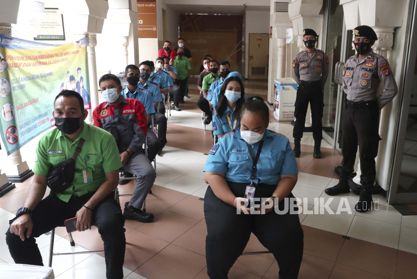 Pedagang menunggu proses vaksinasi Covid-19 di Pasar Tanah Abang, Jakarta Pusat, Indonesia, Rabu (17/2).