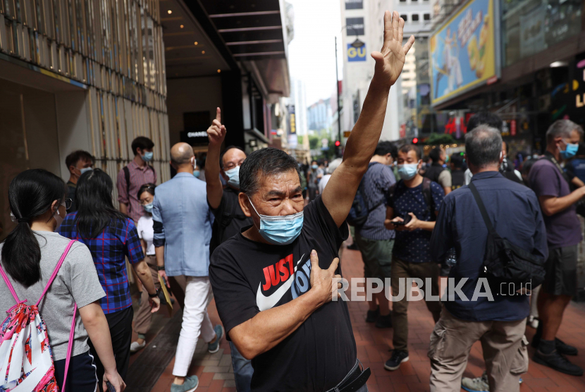  Para pengunjuk rasa memberi isyarat di sepanjang jalan di Causeway Bay saat mereka berkumpul untuk rapat umum terlarang pada Hari Nasional China, di Hong Kong, China, 01 Oktober 2020. 