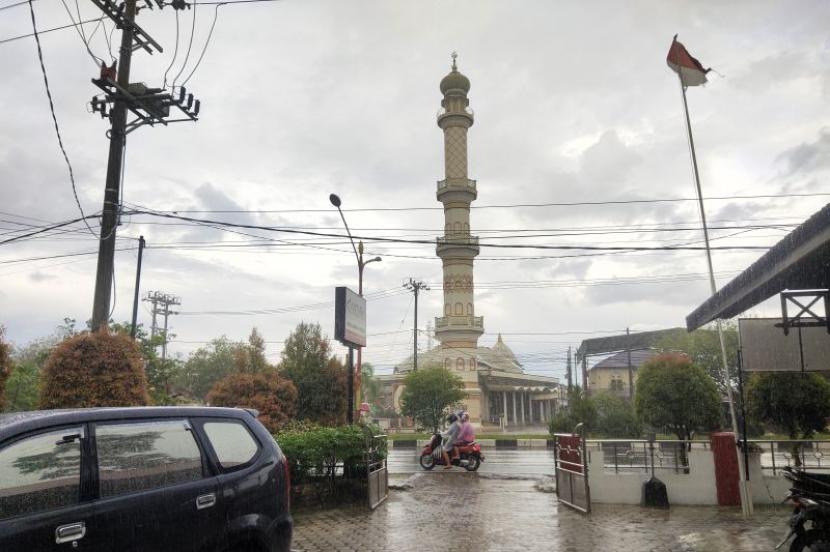 Sabtu, sebagian Jakarta diperkirakan hujan pada siang dan sore hari.