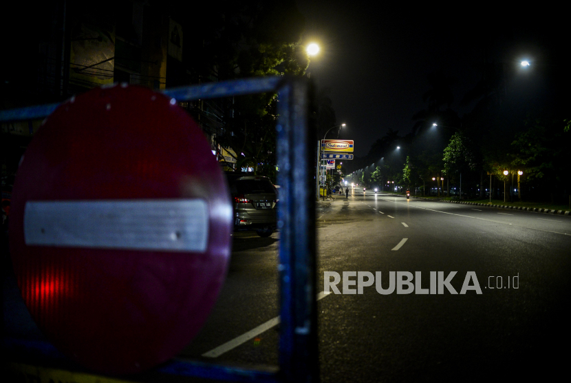 Suasana ruas Jalan Jenderal Sudirman saat dilakukan penutupan di Kota Bogor, Jawa Barat, Senin (5/5) malam. penutupan tersebut dilakukan untuk membatasi mobilitas warga di malam hari pada masa Pemberlakukan Pembatasan Kegiatan Masyarakat (PPKM) Darurat untuk mengurangi penyebaran virus Covid-19. Republika/Putra M. Akbar