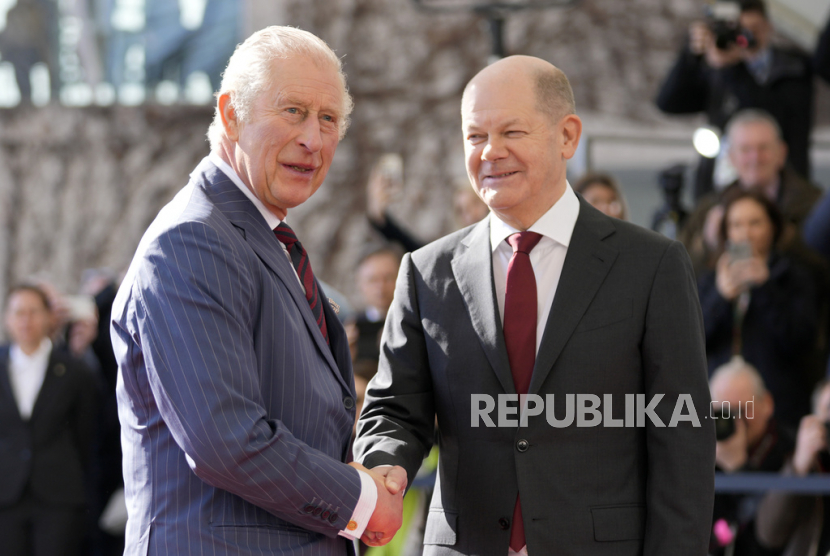 Kanselir Jerman Olaf Scholz menyambut Raja Inggris Charles III di kanselir di Berlin, Kamis (30/3/2023). Raja Charles III tiba Rabu untuk kunjungan resmi tiga hari ke Jerman.