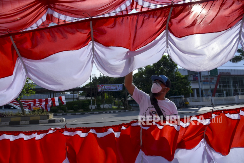 Calon pembeli memilih hiasan bernuansa bendera Merah Putih yang dijual di kawasan Taman Makam Pahlawan, Kota Medan, Sumatera Utara, Rabu (11/8/2021). Sejumlah pedagang di kawasan tersebut mengatakan penjualan bendera Merah Putih beserta hiasannya menjelang HUT Kemerdekaan ke-76 RI sepi pembeli dan mengalami penurunan omzet sekitar 50 persen akibat pandemi COVID-19. 