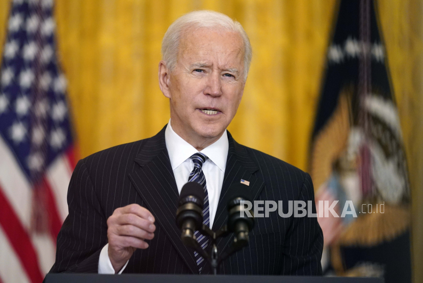Presiden Joe Biden berbicara tentang vaksinasi COVID-19, dari Ruang Timur Gedung Putih, Kamis, 18 Maret 2021, di Washington.