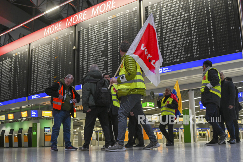  Pekerja bandara dengan rompi mogok sedang bergerak di Ruang Keberangkatan B di Terminal 1 Bandara Frankfurt di Munich, Jerman. ilustrasi