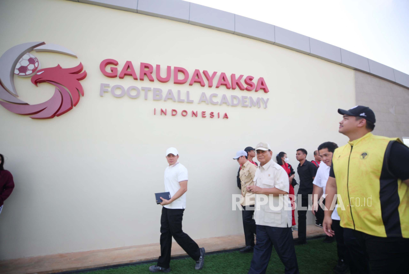 Menteri Pertahanan Prabowo Subianto didampingi Ketua Umum PSSI Erick Thohir meresmikan Akademi Sepak Bola Garudayaksa di Bekasi, Jawa Bara, Kamis (14/12/2023). 