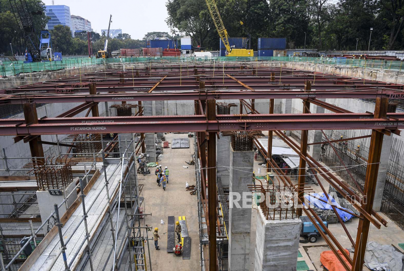 Sejumlah pekerja menyelesaikan proyek pembangunan jalur MRT Jakarta fase 2A CP201 di kawasan Monumen Nasional (Monas), Jakarta. MRT menanam pohon pengganti dari pohon yang terdampak proyek pembangunan Fase 2A.