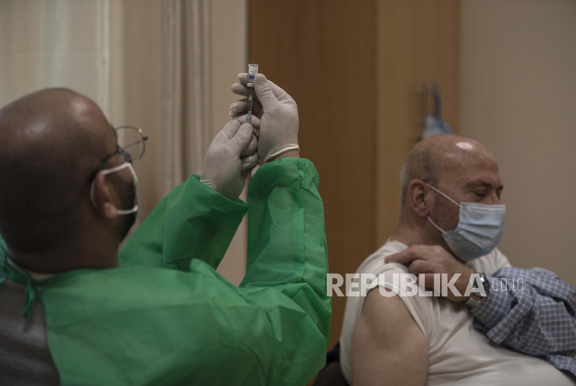 Seorang petugas medis Palestina bersiap untuk memberikan suntikan vaksin virus corona Sputnik V buatan Rusia, di klinik UNRWA di Kota Gaza, Rabu (17/3). Otoritas Palestina mengatakan akan menerima 62.000 dosis vaksin virus corona melalui kemitraan Organisasi Kesehatan Dunia. dirancang untuk membantu negara-negara miskin.