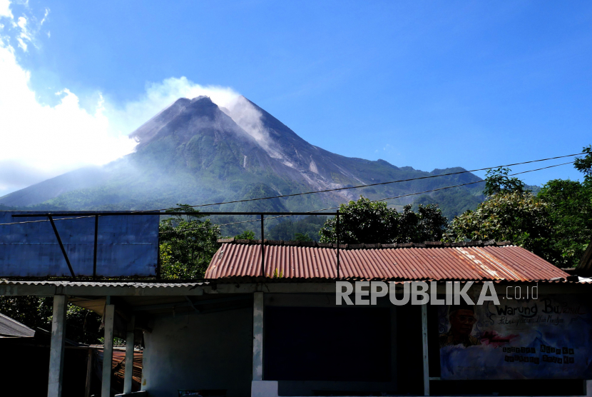 Jalur lava di sisi Tenggara Gunung Merapi terlihat dari Kinahrejo, Yogyakarta, Ahad (11/7). Kini jalur lava  Gunung Merapi ada dua yakni sisi Tenggara dan Barat Daya. Hingga kini Gunung Merapi masih terus terjadi guguran lava dan masih berstatus Siaga.