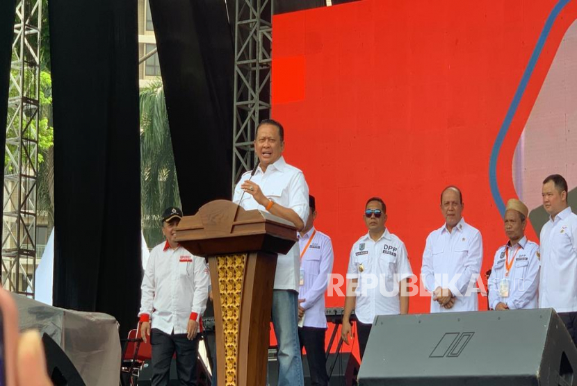 Ketua MPR RI Bambang Soesatyo menyosialisasikan empat pilar kebangsaan di acara peringatan sembilan tahun UU Desa di Parkir Timur Senayan GBK, Jakarta, Ahad (19/3/2023). 