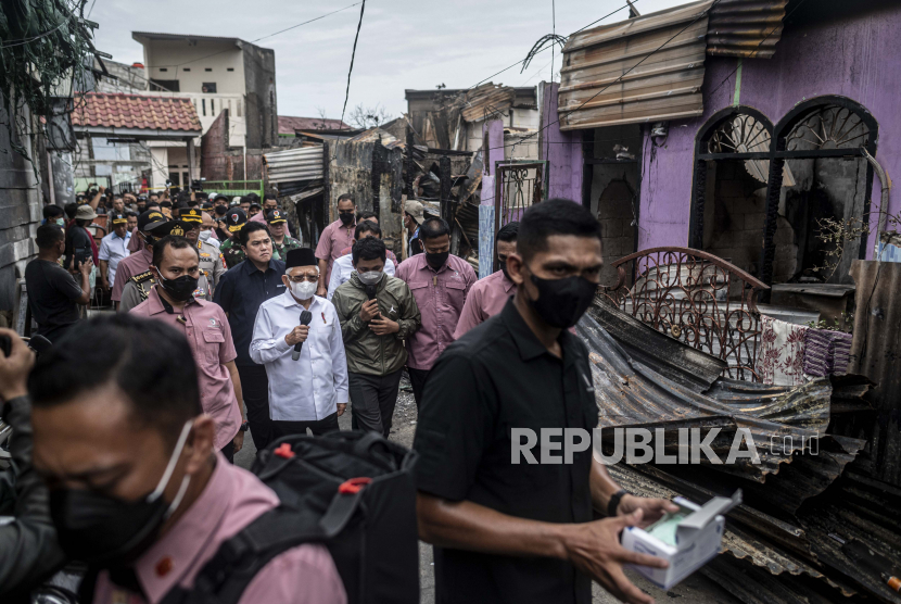 Wapres Maruf Amin (tengah depan) didampingi Menteri BUMN Erick Thohir (tengah belakang) meninjau permukiman penduduk yang hangus terbakar dampak kebakaran Depo Pertamina Plumpang di kawasan Jalan Koramil, Rawa Badak Selatan, Koja, Jakarta, Sabtu (4/3/2023). Belasan warga dilaporkan menjadi korban jiwa dalam peristiwa itu. 