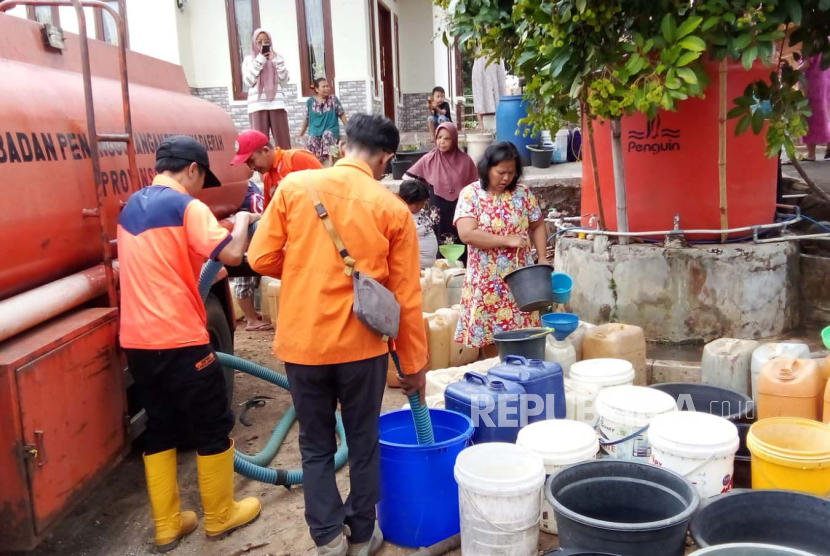 BPBD menyalurkan air bersih (ilustrasi). BPBD Bintan mendistribusikan 4.000 liter bantuan air bersih kepada warga terdampak kekeringan.