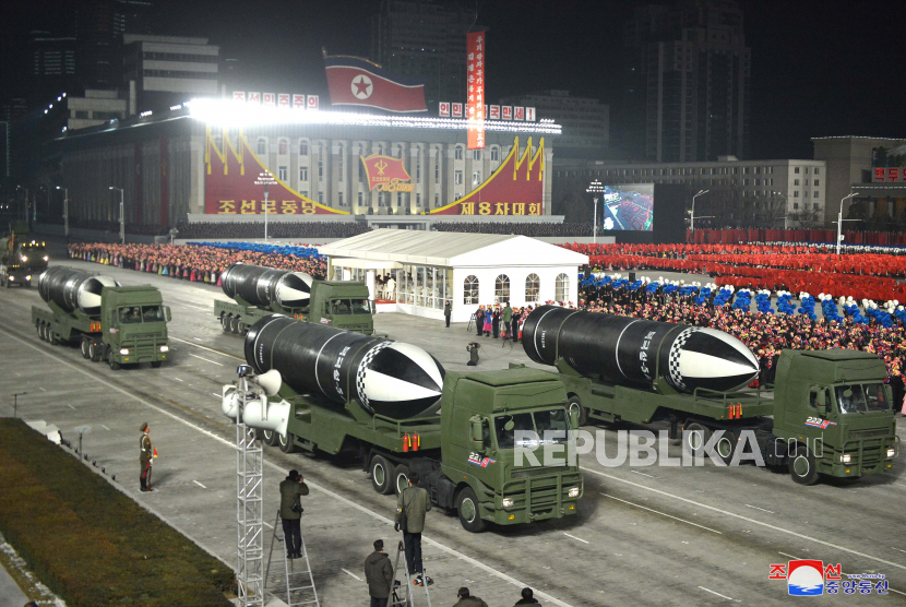  Sebuah foto yang dirilis oleh Kantor Berita Pusat Korea Utara (KCNA) resmi menunjukkan jenis baru rudal balistik yang diluncurkan kapal selam (SLBM) selama parade militer yang diadakan untuk menandai Kongres ke-8 Partai Pekerja Korea (WPK) di Pyongyang, Korea Utara, 14 Januari 2021 (dikeluarkan 15 Januari 2021).