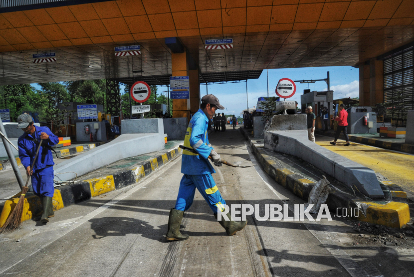 Petugas membersihkan sisa-sisa barang yang tercecer di lokasi Tempat Kejadian Perkara (TKP) kecelakaan beruntun di Gerbang Tol Ciawi 2, Bogor, Jawa Barat, Rabu (5/2/2025). Pasca kecelakaan beruntun, antrean kendaraan terlihat memadati GT Ciawi 2. Polisi mengungkapkan dugaan penyebab kecelakaan enam kendaraan beruntun di Gerbang Tol Ciawi 2 yang menewaskan 8 orang dan belasan orang luka-luka pada Selasa (4/2/2025) sekitar pukul 23.30 WIB diduga akibat rem truk tronton pembawa galon blong. Mereka saat ini masih melakukan masih melakukan penyelidikan. Korban meninggal dunia maupun luka-luka langsung dilarikan ke Rumah Sakit Umum Daerah (RSUD) Ciawi untuk menerima penanganan.