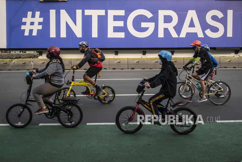 Pesepeda melintas di Jalan Jenderal Sudirman, Jakarta, Ahad (6/6/2021). 