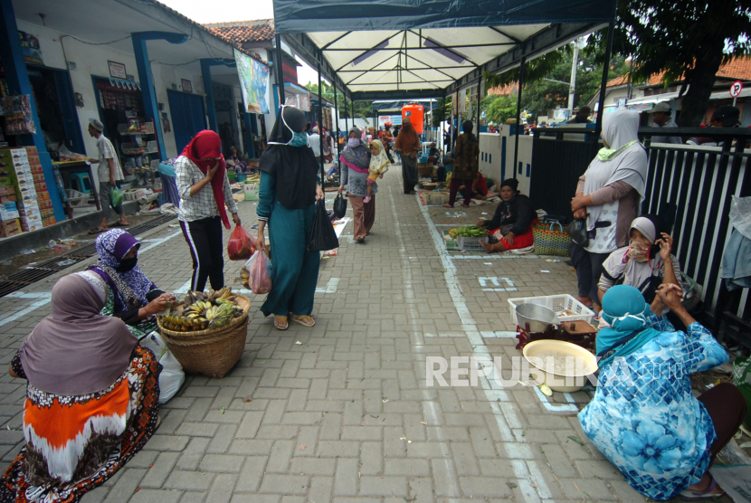 Sejumlah pedagang menunggu pembeli di Pasar Bandung Kimpling, Tegal, Jawa Tengah, Sabtu (2/5) menerapkan physical distancing. (ilustrasi)