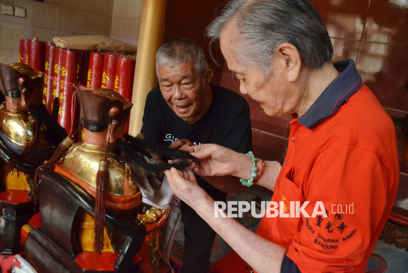 Patung dewa dan altar dibersihkan jelang Imlek di Vihara Dharma Ramsi, Kota Bandung, Jumat (24/1/2025). Kegiatan tahunan itu dilakukan secara gotong royong oleh umat Konghucu dan etnis Tionghoa untuk menyambut Hari Raya Imlek 2575 yang jatuh pada 29 Januari 2025.