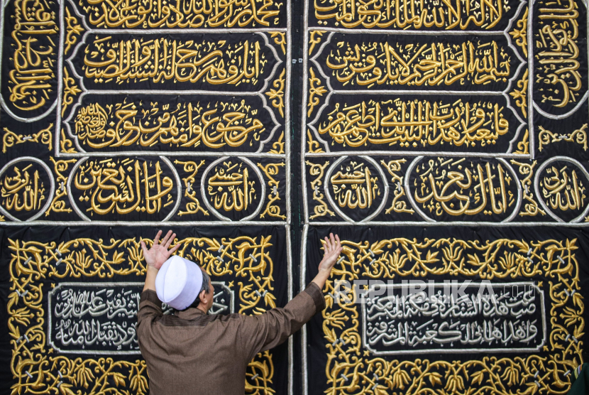 Seorang jamaah berdoa di dekat kiswah yang berada di Masjid Al Hidayah, Surabaya, Jawa Timur (31/3/2023). Masjid yang didirikan pada tahun 2012 dengan luas 3.470 meter persegi tersebut menyimpan kiswah (kain penutup Kabah) yang didapat langsung dari Raja Arab Saudi.  
