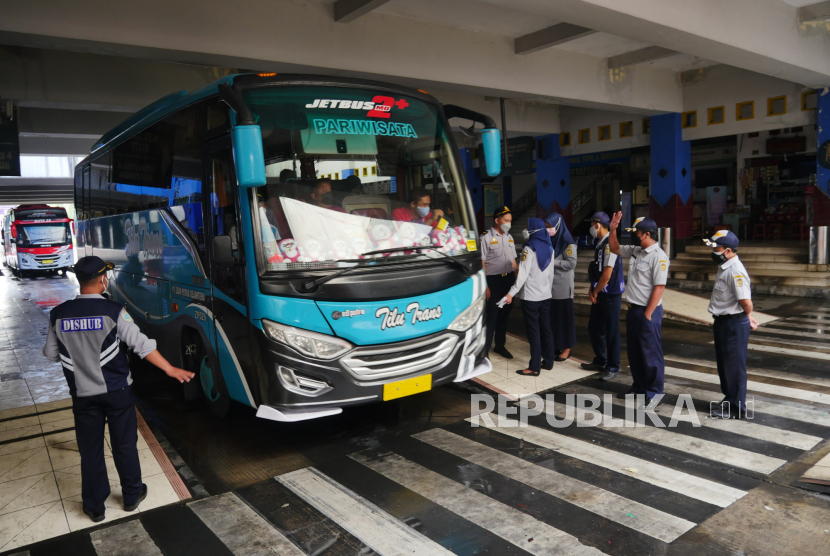 Bus pariwisata menjalani pemeriksaan oleh petugas dinas perhubungan saat penerapan one gate system di Terminal Giwangan, Yogyakarta. 
