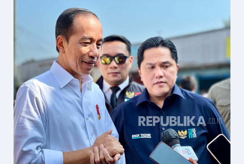 Presiden Jokowi didampingi Menteri BUMN Erick Thohir saat meninjau harga kebutuhan pokok di Pasar Parungkuda, Kabupaten Sukabumi, Jumat (4/8/2023).