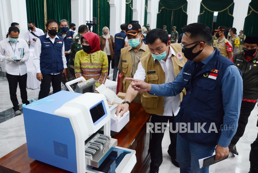 Gubernur Jawa Barat Ridwan Kamil (Emil) melihat alat tes Polymerase Chain Reaction (PCR) usai rapat Gugus Tugas Percepatan Penanganan Covid-19 Jawa Barat, di Gedung Sate, Kota Bandung, Senin (8/7). 