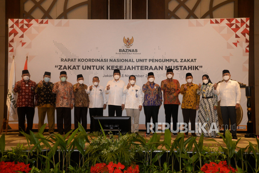 Ketua BAZNAS KH Noor Achmad (enam kiri), Dirjen Bimas Islam Kemenag Kamaruddin Amin (enam kanan) dan tamu VIP berfoto bersama usai membuka Rapat Koordinasi Nasional Unit Pengumpul Zakat (Rakornas UPZ) 2021 di Jakarta, Senin (1/11). Rakornas UPZ ini bertujuan untuk meningkatkan efektivitas dan efisiensi pelayanan dalam pengelolaan zakat, serta meningkatkan manfaat zakat untuk mewujudkan kesejahteraan masyarakat terdampak pandemi dan penanggulangan kemiskinan melalui program-program yang sudah di susun satu tahun ke depan.Prayogi/Republika.