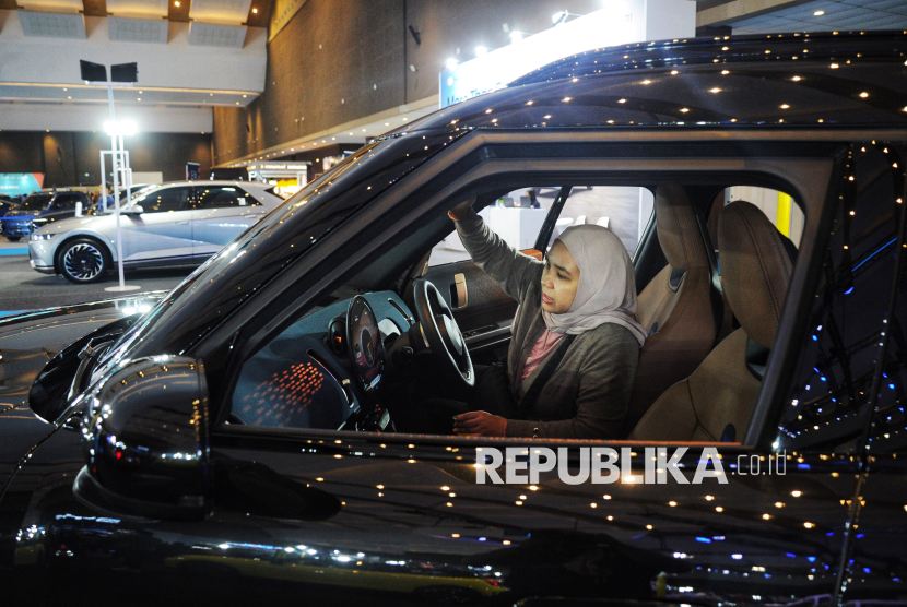 Pengunjung mecoba mobil listrik di salah satu stan pada ajang Periklindo Electric Vehicle Show (PEVS) 2025 di JIExpo Kemayoran, Jakarta, Selasa (29/4/2025). Pameran  kendaraan listrik tersebut di ikuti lebih dari 143 peserta baik dari dalam maupun luar negeri yang membawa berbagai model dan inovasi kendaraan listrik terbaru mulai dari kendaraan roda dua, roda empat, kendaraan niaga, hingga aksesori pendukung kendaraan listrik. Pameran tersebut akan berlangsung selama enam hari hingga 4 Mei 2025 dengan target 40.000 pengunjung.