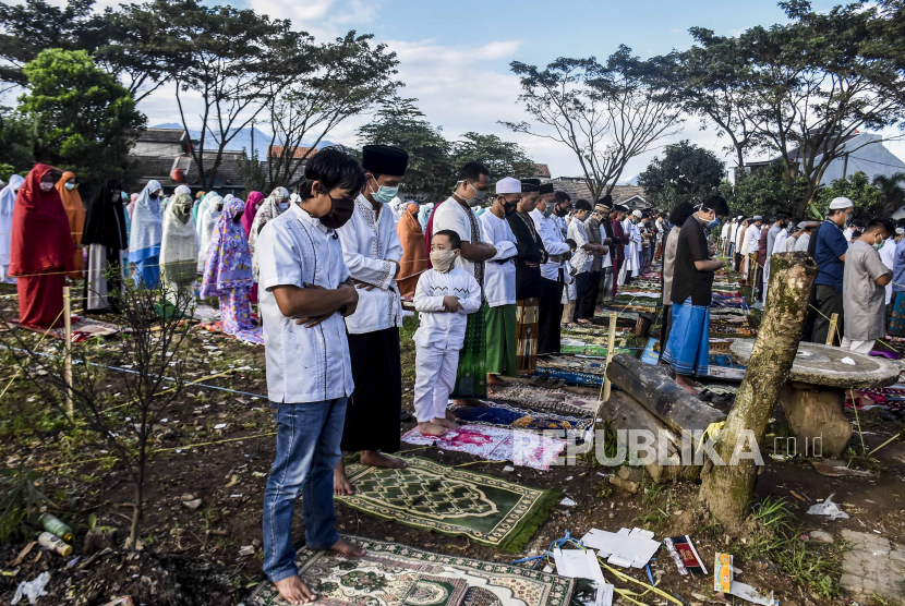 Umat muslim melaksanakan sholat Idul Fitri 