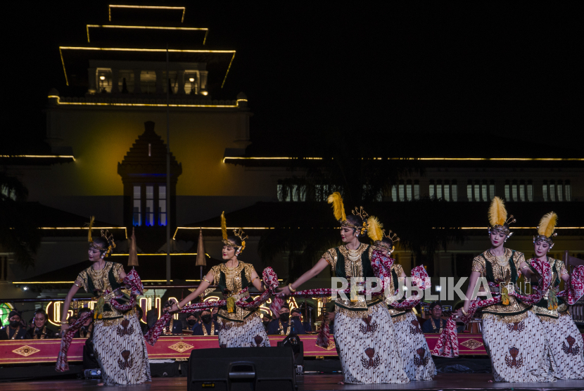 Tarian Bedhaya Sapta dari Keraton Yogyakarta yang ditetapkan menjadi salah satu Warisan Budaya Takbenda. 