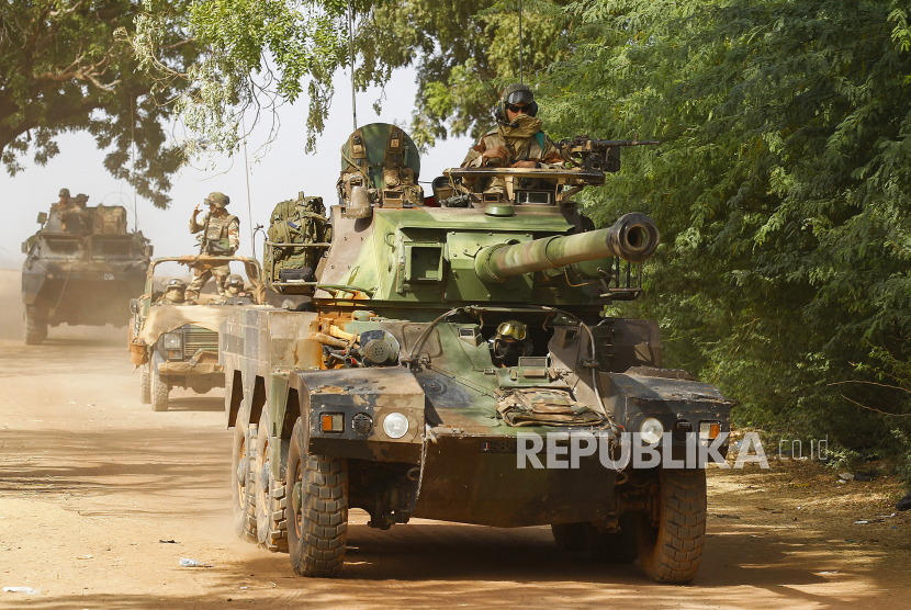 Tentara Prancis berpatroli di Diabaly, Mali, 23 Januari 2013 (diterbitkan kembali 17 Februari 2022). Prancis mengumumkan pada 17 Februari 2022, bahwa mereka menarik pasukannya dari Mali dalam pernyataan bersama yang dikeluarkan menjelang KTT Uni Eropa-Afrika di Brussels. Prancis Akhiri Misi Kontraterorisme di Afrika Barat