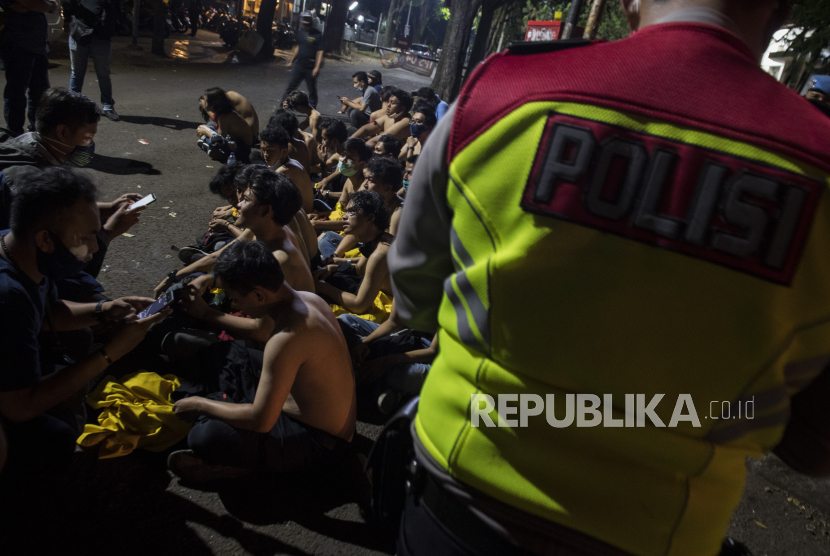 Petugas kepolisian mengidentifikasi demonstran saat unjuk rasa di Bandung, Jawa Barat, Rabu (7/10/2020). Unjuk rasa menolak UU Cipta Kerja tersebut berakhir ricuh. 